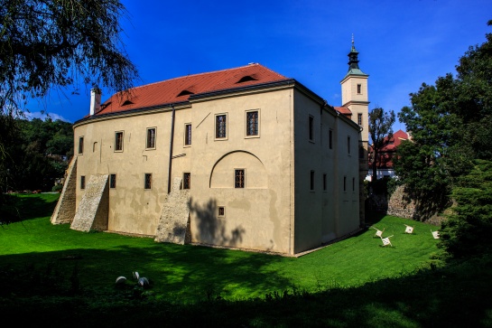Tvrz v Roztokách u Prahy