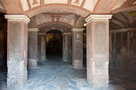 Zámek Ploskovice - vchod do umělých jeskyní