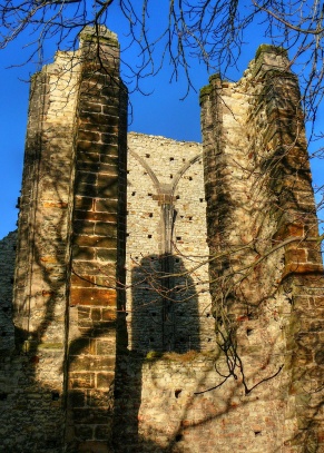 Nedostavěný gotický chrám Panenský Týnec