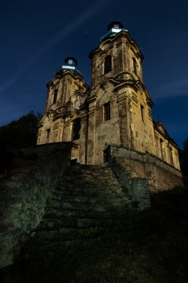 Kostel Navštívení Panny Marie v noci
