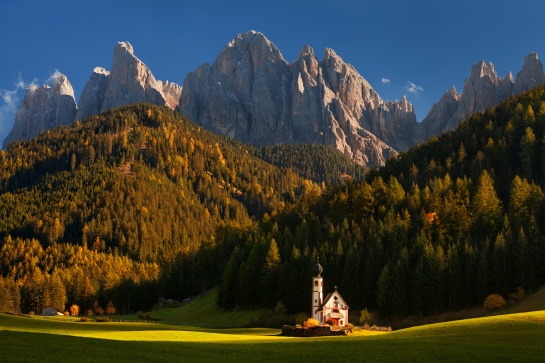 Alpský kostelík v Dolomitech