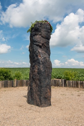 Menhir Zkamenělý pastýř u obce Klobuky