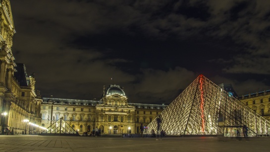 Noční Louvre