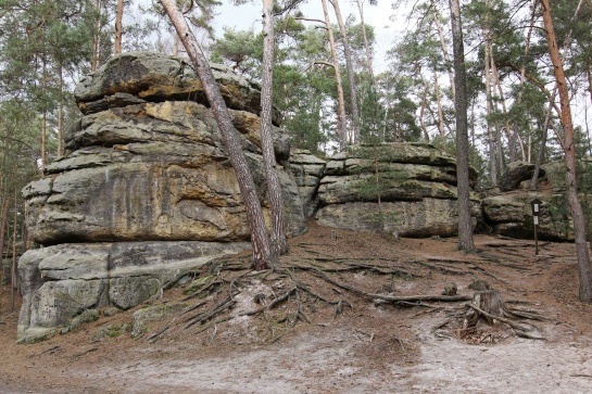 Harfenice - skála s monumentálními hlavami a jeskyní