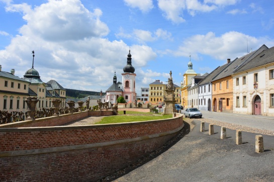 Manětín, náměstí a kostel