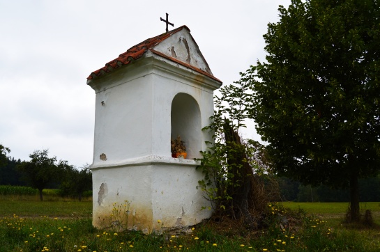 Kaplička uprostřed krajiny