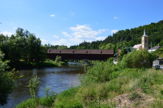 Obec Radošov a unikátní dřevěný most přes řeku Ohře.