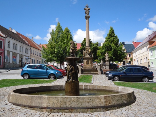 Klášterec nad Ohří - náměstí a kašna