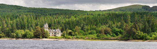 SKOTSKO - zámeček u jezera LOCH LAGGAN