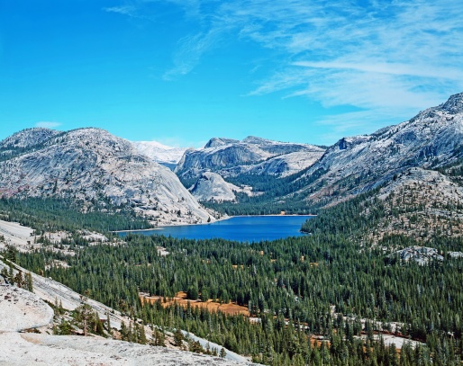Jazero Tenaya v Narodnom Parku Yosemite