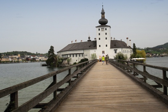 Jezero Traunsee se zámkem Orth