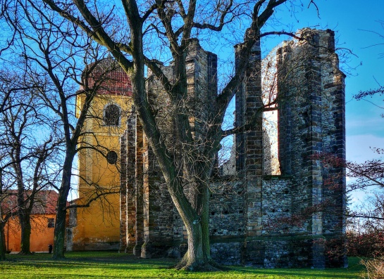 Nedostavěný gotický chrám Panenský Týnec