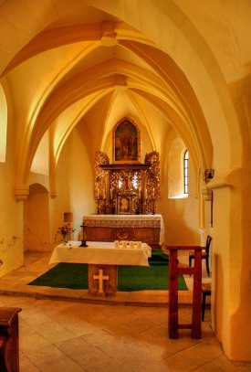 Románsko-gotický kostel sv. Jiří v Hradešíně