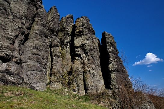Čedičové skalní útvary na Holém vrchu u Hlinné