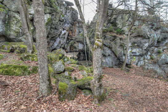 Kamenný oltář a zřícenina hradu Milštejn