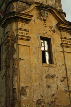 Okno v kostelní věži