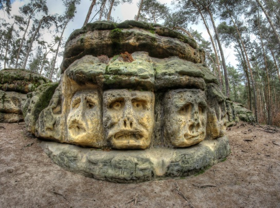 Skalní reliéfy bizarních hlav sochaře Václava Levého