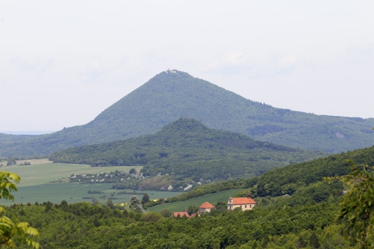 Výhled z vrcholu Košťálov na Milešovku