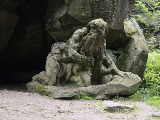 Poustevník Juan Garin před jeskyní