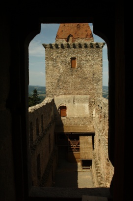 Hradní palác a západní věž.