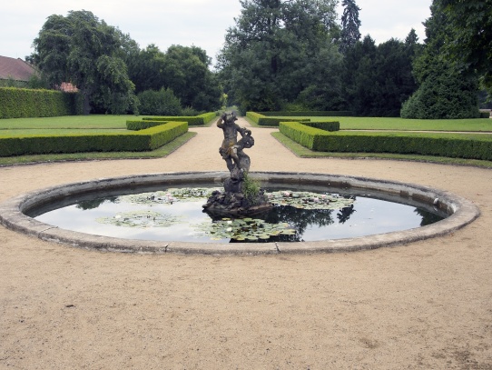 Lekníny a socha v zámecké zahradě Libochovice