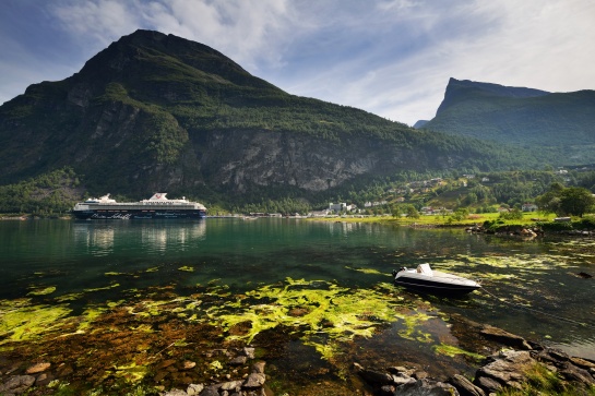 NORSKO - fjord s městečkem Geiranger
