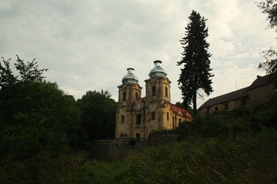 Kostel s přilehlým obytným objektem.