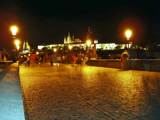 Nočny Karlov most s pohladom na Hradčany