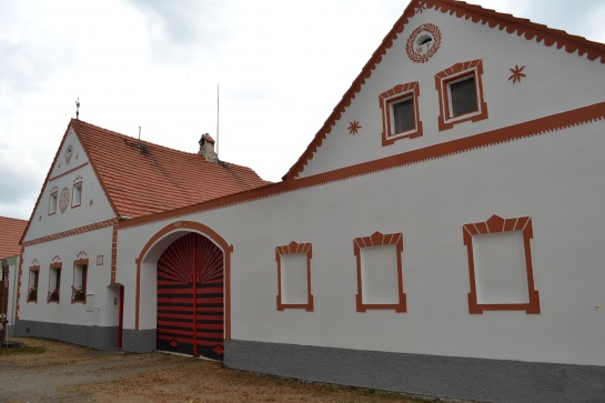 Dům bílo-červený