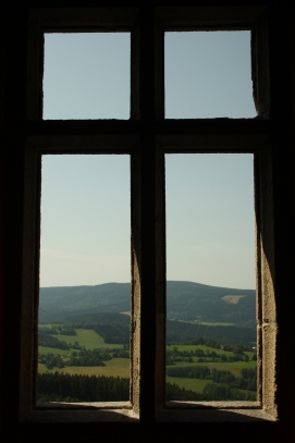 Okno ve východní věži s pohledem na Šumavu.