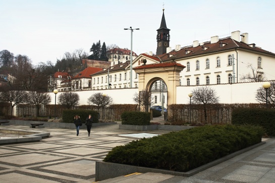 Od stanice metra Malostranská