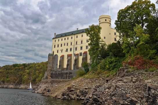 zámek Orlík , úbytek vody cca 15 m