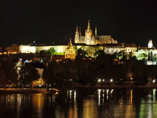 Nočny Karlov most s pohladom na Hradčany