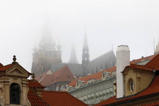 Pražský hrad v mlze