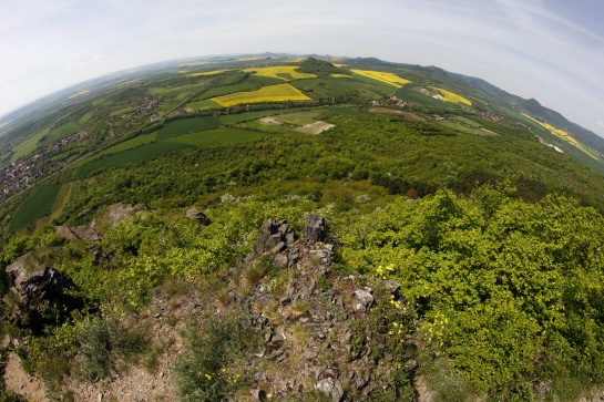 Výhled z vrcholu Košťálov na České středohoří