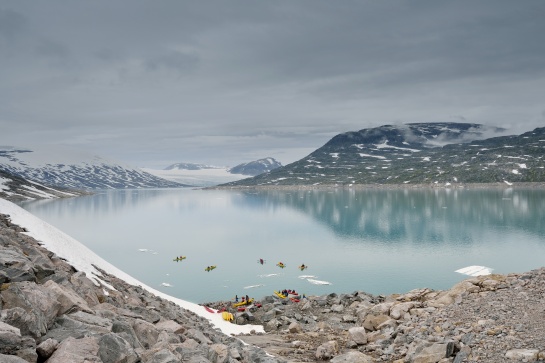 NORSKO - jezero Austdalsvatnet s kanoisty plujícími k ledovci Austdalsbreen