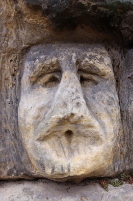 Skalní reliéfy bizarních hlav sochaře Václava Levého
