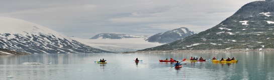 NORSKO - jezero Austdalsvatnet s kanoisty plujícími k ledovci Austdalsbreen