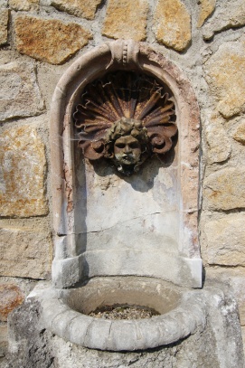 Zámek Ploskovice - detail ozdobné fontánky - pítka