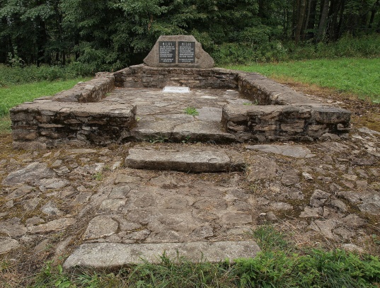 Milov-zaniklá osada (pomník se základy bývalé kaple)