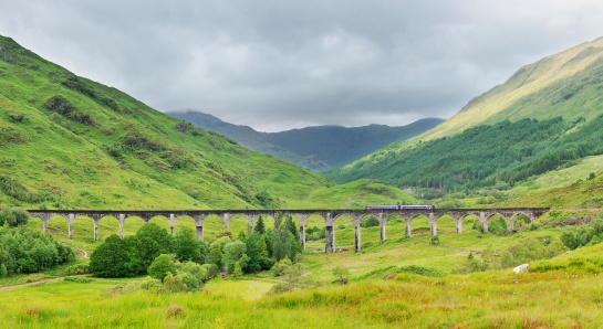 SKOTSKO - u města GLENFINNAN železniční most