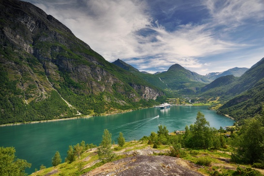 NORSKO - fjord s městečkem Geiranger