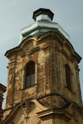 Jedna ze dvou kostelních věží.