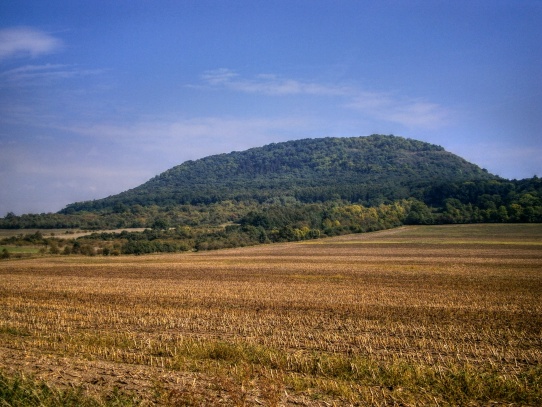 Hora Říp s Rotundou sv. Jiří a sv. Vojtěcha. 