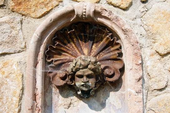 Zámek Ploskovice - detail ozdobné fontánky - pítka