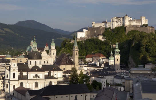 Pohled na hrad Salzburg přes historické centrum