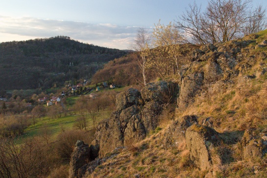 Večerním světlem osvětlený Holý vrch u Hlinné