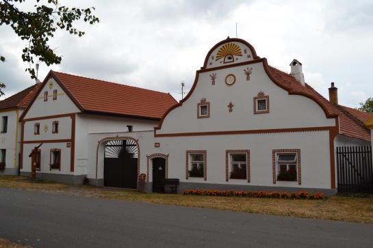 Dům bílo-červený