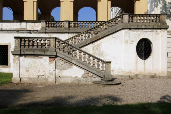 Zámek Ploskovice - detail schodiště