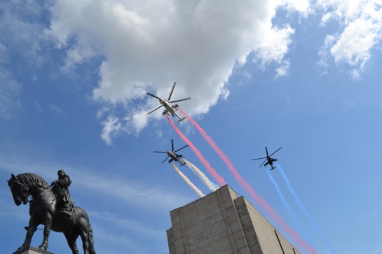 Vojenské letouny nad památníkem na Vítkově